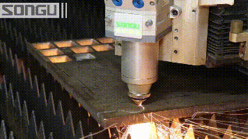 大功率(lv)光(guang)纖(xian)激(ji)光切(qie)割機切割(ge)碳鋼(gang)工(gong)件