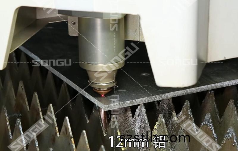 大功(gong)率光纖(xian)激光切(qie)割(ge)機(ji)切(qie)割鋁(lv)闆(ban)工件(jian)