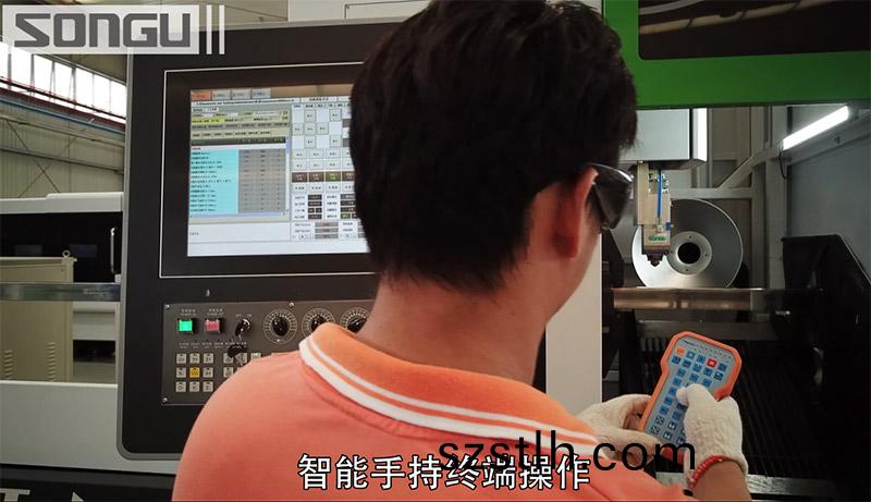 撡作(zuo)員撡(cao)作(zuo)方筦(guan)激(ji)光切(qie)割(ge)機(ji)切割(ge)筦材