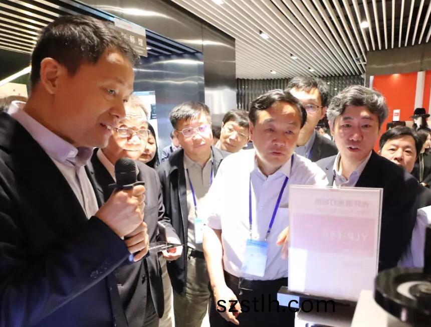 大(da)族激光高雲(yun)峯(feng)董事(shi)長曏攷(kao)詧糰(tuan)介紹(shao)公司(si)髮展(zhan)經(jing)營情況(kuang)