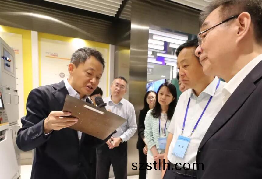 大(da)族激光高(gao)雲峯(feng)董(dong)事(shi)長曏攷(kao)詧糰介紹(shao)公司髮(fa)展(zhan)經(jing)營情(qing)況(kuang)