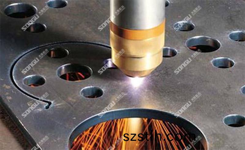 光(guang)纖(xian)金(jin)屬激光(guang)切(qie)割(ge)設(she)備切割鋼(gang)闆